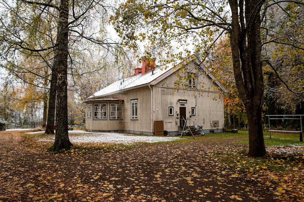 Hevosopiston alueella sijaitsee myös useita asuinrakennuksia. Niitä aletaan myydä ulkopuolisille, jotta kiinteistömäärää saadaan purettua.