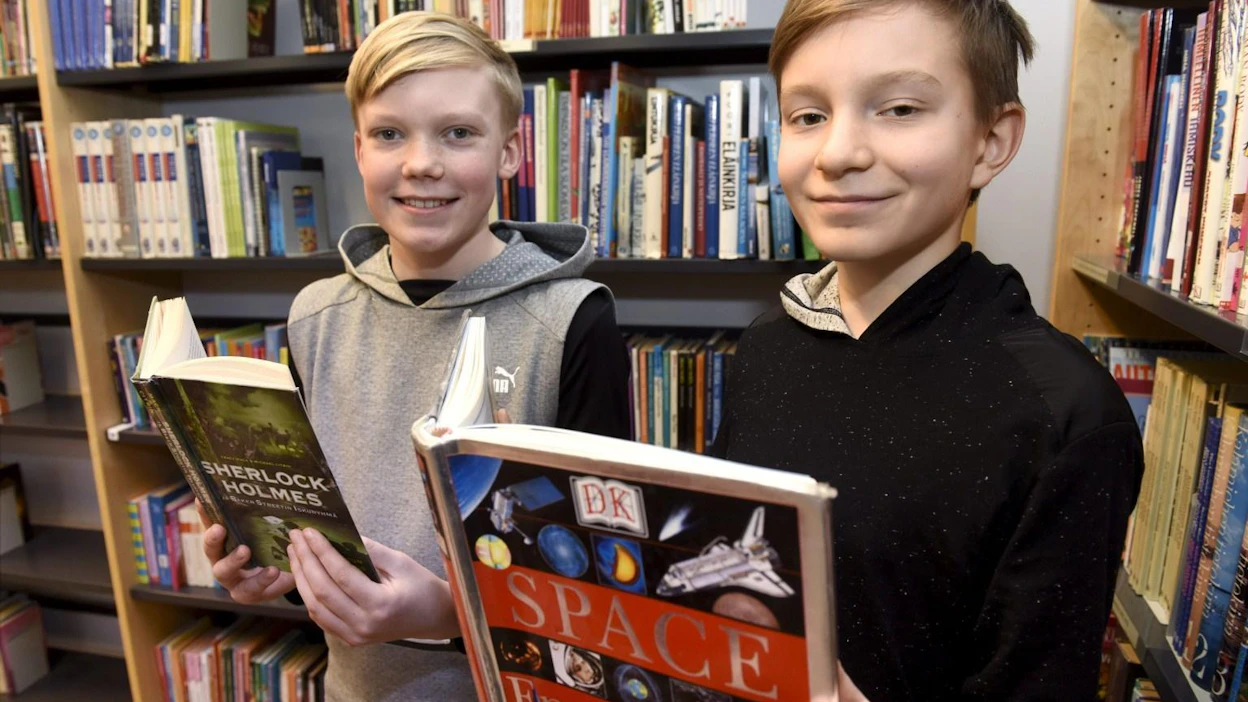 Kuudesluokkalaiset Hugo Stepanoff, 12, ja Eino Elsinen, 12, vastasivat kysymykseen, mikä saisi heidät lukemaan enemmän uutisia.