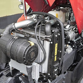 Forterra HSX:n moottori on Zetorin omaa tuotantoa. Muista traktoreista poiketen polttoaine ruiskutetaan edelleen mekaanisella rivipumpulla. Perinteisestä tekniikasta huolimatta moottori osoittautui sitkeäksi ja taloudelliseksi, vaikkakin äänekkääksi voimanlähteeksi.