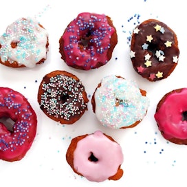 Värikkäät ja makeat donitsit ovat nyt suuressa suosiossa.