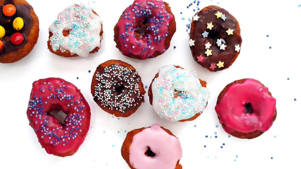 Värikkäät ja makeat donitsit ovat nyt suuressa suosiossa.