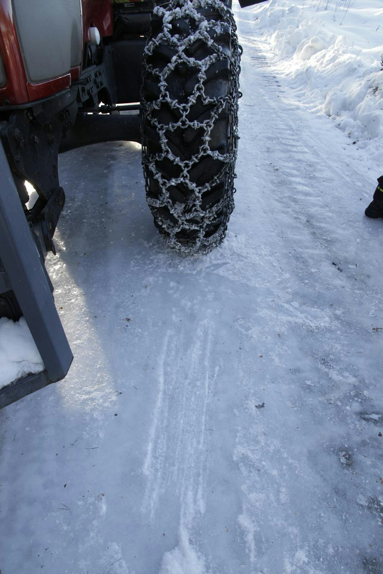 Peilijäällä tehty jarrutus osoittaa, että pitopalat pureutuvat jäähän koko renkaan leveydeltä. Jäiseen tienpintaan jäävät jäljet ovat tavallisia kevytketjuja selvemmät myös renkaan pyöriessä normaalisti.