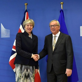 Pääministeri Theresa May ja Jean-Claude Juncker kättelivät ennen päivän neuvotteluja Brysselissä. Lehtikuva/AFP