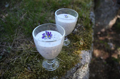 Keto-orvokin kukat kannattaa hienontaa hyvin ennen jäätelön ja maidon lisäämistä, jotta kaikki niiden aromit vapautuvat.