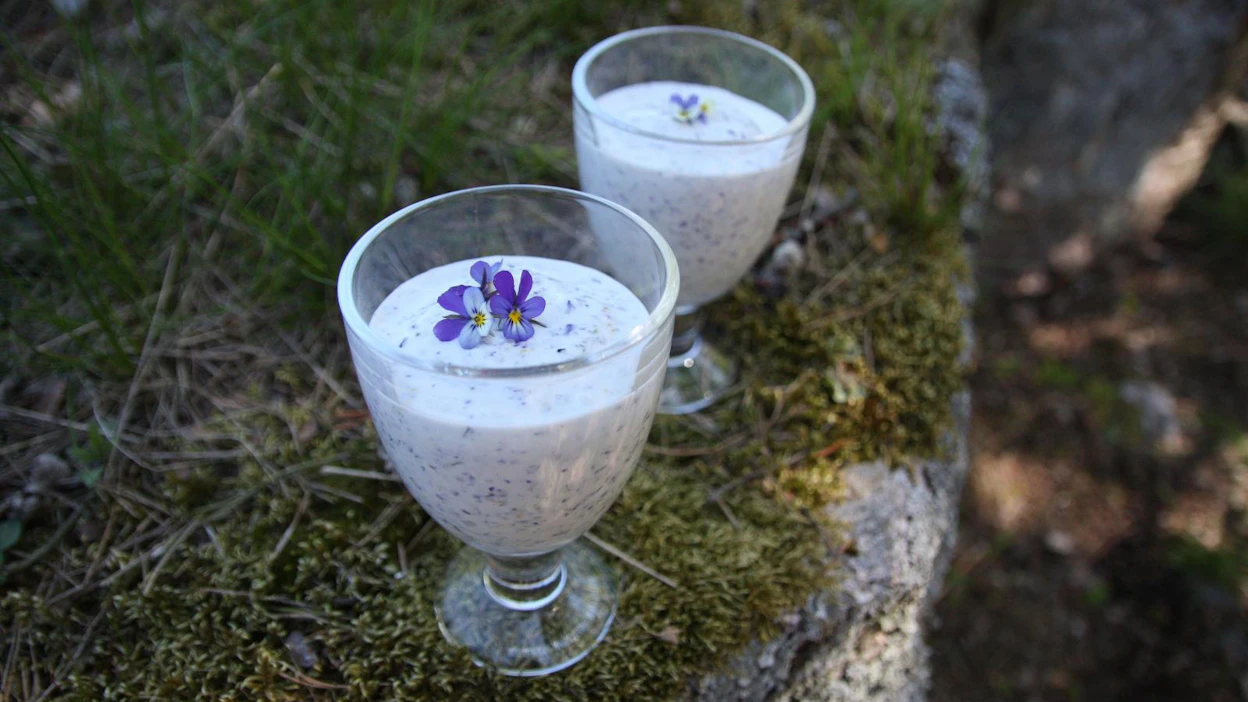 Keto-orvokin kukat kannattaa hienontaa hyvin ennen jäätelön ja maidon lisäämistä, jotta kaikki niiden aromit vapautuvat.