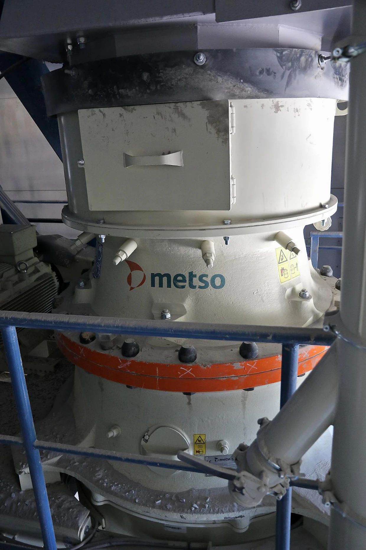 Kotimainen Metso on toimittanut kaivokselle mm. esi- ja välimurskan. Lisäksi käytössä on useita pumppuja.