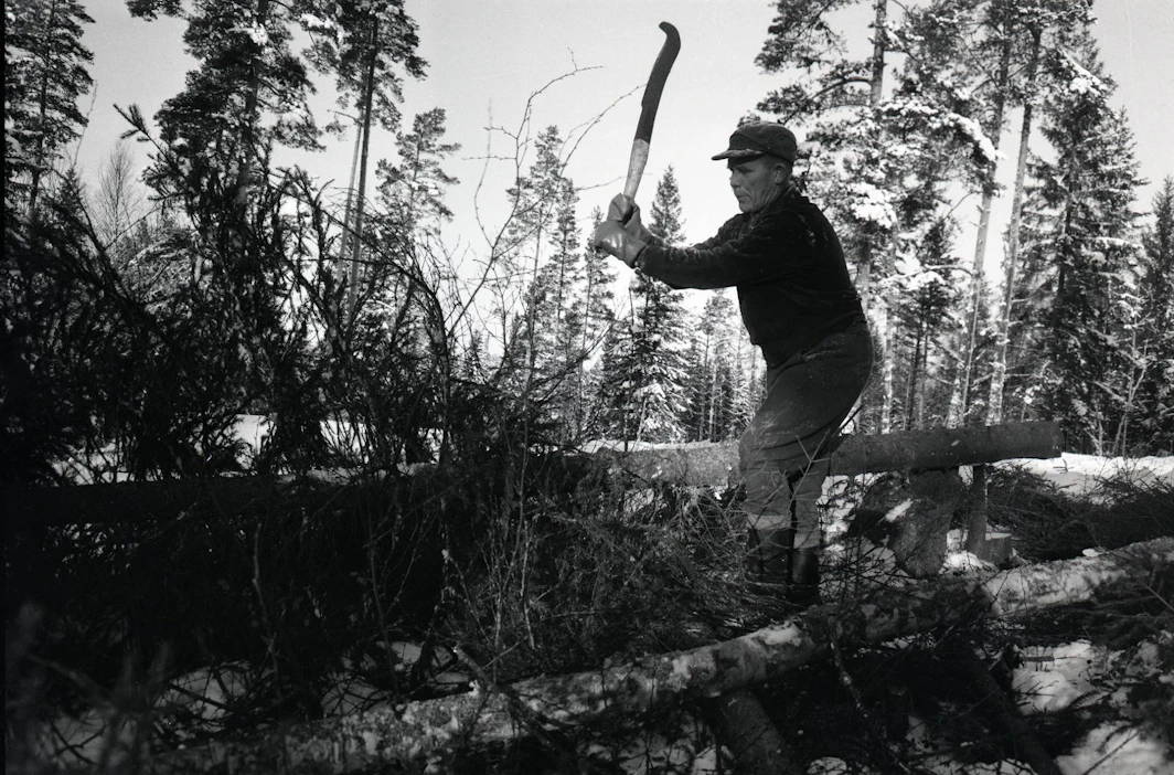 Tämä kuva on vuodelta 1963. Suomalaiset ovat tehneet monenlaisia töitä metsissä. Lähetä oma muistosi Aarteen kirjoituskilpailuun.