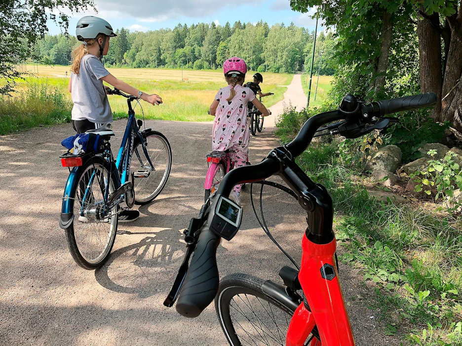 Pyörämatkailun suosio on ollut voimakkaassa kasvussa 2010-luvun loppupuolelta lähtien. Retkipyöräily viehättää myös perheitä. Lajissa yhdistyvät luontomatkailu sekä terveellinen ja vastuullinen elämäntapa. Poikkeusvuosi antoi lajille lisäpotkua. Pyörämatkailussa Suomella on valtavasti potentiaalia, uskoo Pyöräliiton toiminnanjohtaja Vellu Taskila. Kuvituskuva.