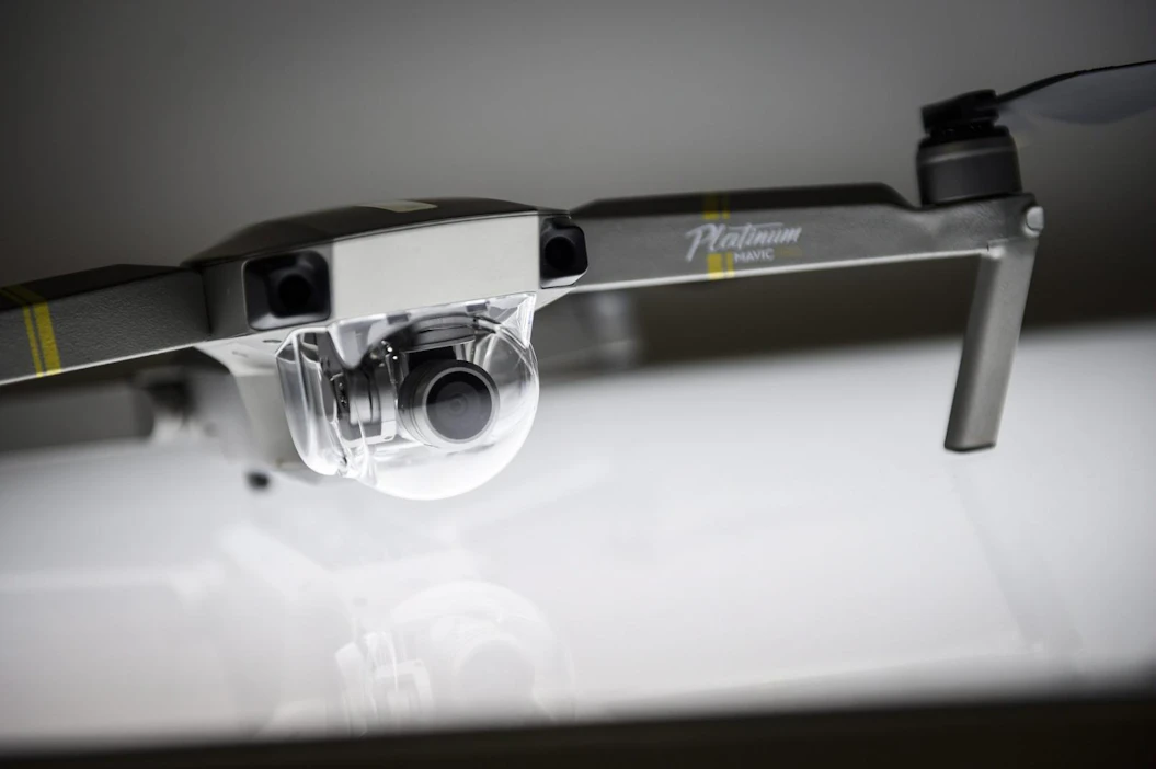 Fintrafficin mukaan Suomessa on arviolta 50 000 dronea, joiden lennättämistä uudet määräykset koskevat. LEHTIKUVA / Emmi Korhonen