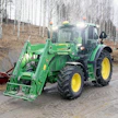 Juha Hopsu viljelee luomuna apilan, timotein, ohran ja kauran siementä. Automaattiohjauksella ja Farmiventtiilillä varustettu John Deeren 6130 R on osoittautunut mieluisaksi työkaveriksi.