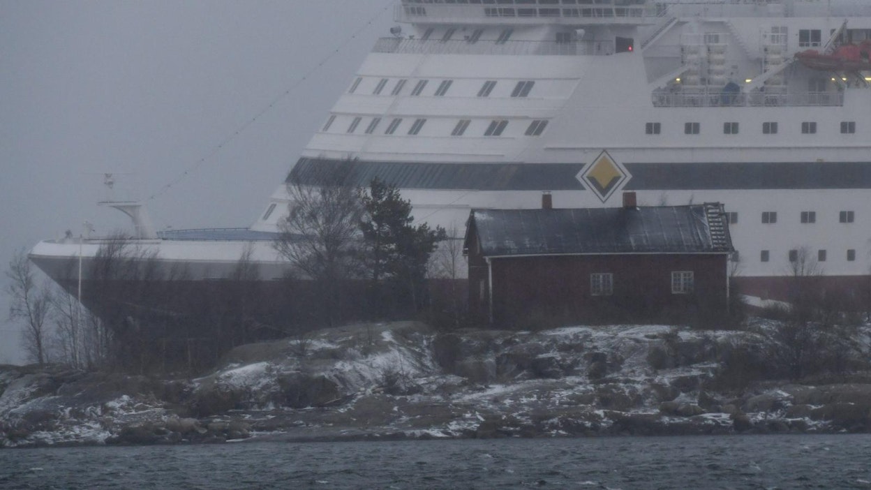 Viking Linen Gabriella saapui myräkässä aamulla Helsinkiin. LEHTIKUVA / JUSSI NUKARI