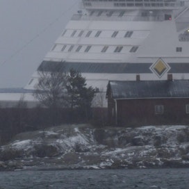 Viking Linen Gabriella saapui myräkässä aamulla Helsinkiin. LEHTIKUVA / JUSSI NUKARI