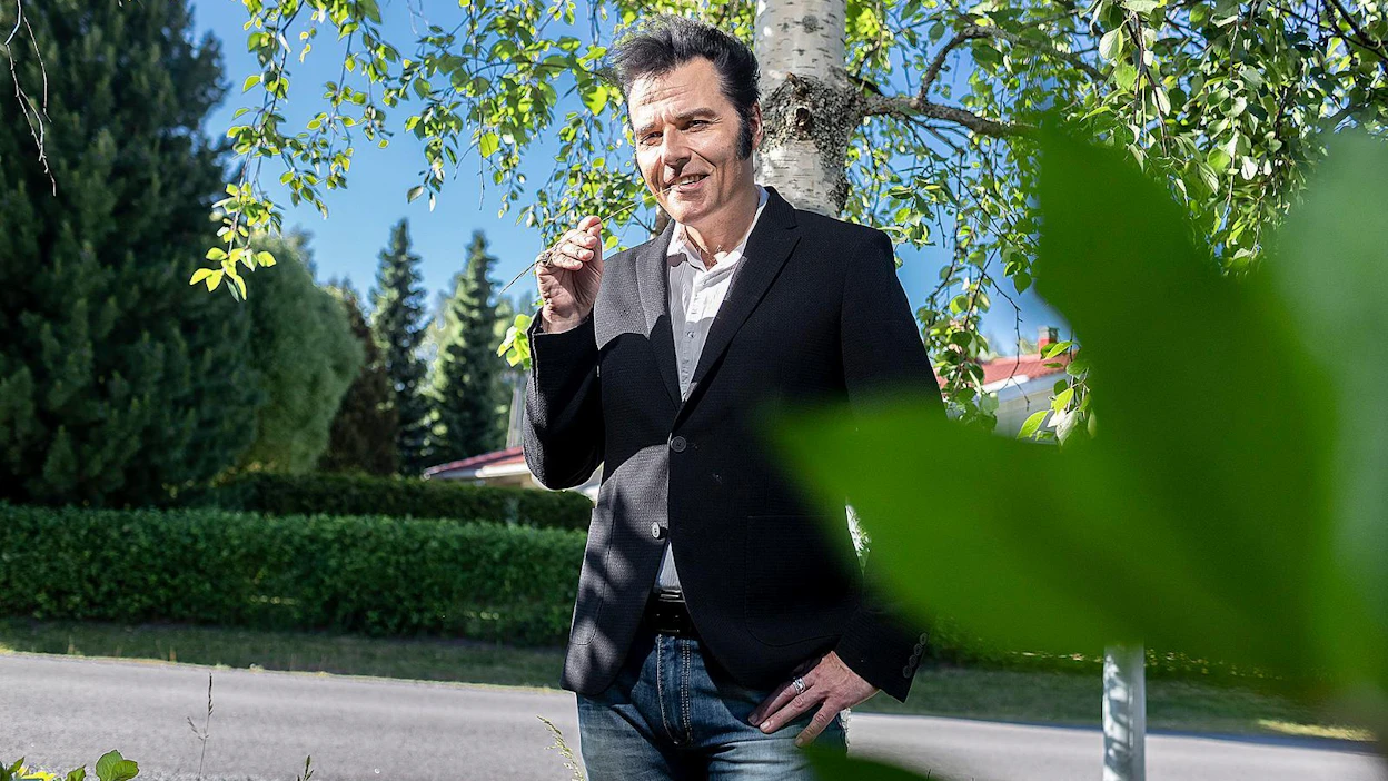 Juha Leppänen alias Aron tekee tänä vuonna uuden aluevaltauksen, suomenkielisellä iskelmä-albumilla. Sen ensimmäinen single on edesmenneen Kari Kuuvan käsialaa.