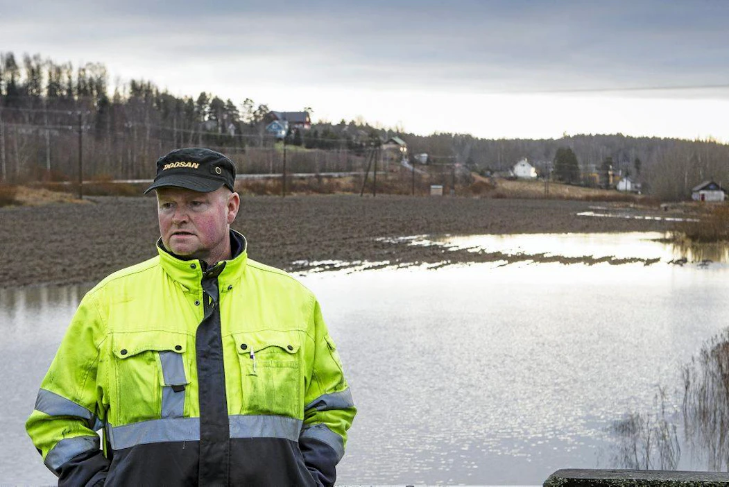 Perniönjoki tulvii Matti Fontellin pellolle. Tilanne ei ole korjattavissa ruoppauksella, koska silloin tuhottaisiin uhanalaisen simpukan elinympäristö.