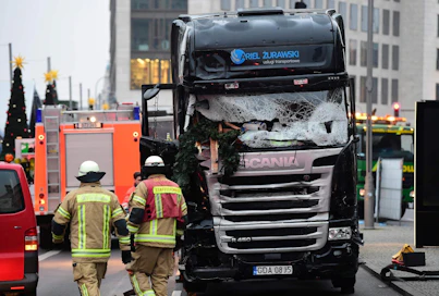 Saksa ei pyytänyt apua muilta EU-mailta, kun Berliinin joulutorille väkijoukkoon ajettiin rekka. Suomi voisi lähettää tällaisiin tilanteisiin asiantuntijoita, mutta heillä ei olisi oikeutta käyttää aseita, vaikka sitä tarvittaisiin siviilivirkamiesten suojelemiseksi ryöstelyn tai terrorismin takia.