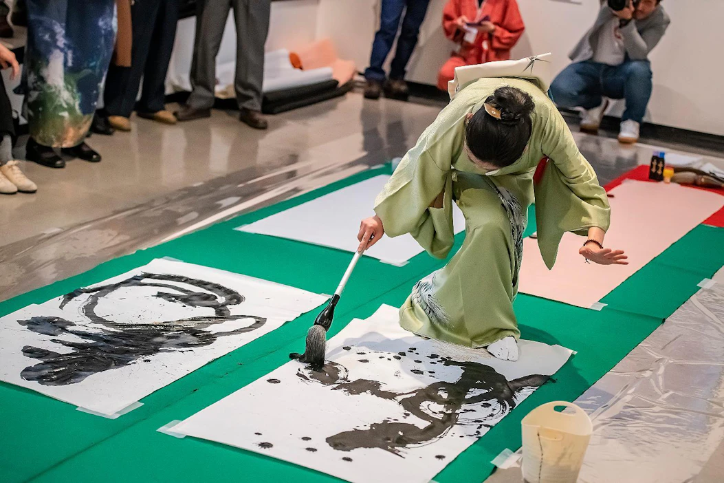 Kalligrafi Koho Kuriharan taidokas näytös huipensi Wa-taidenäyttelyn avajaiset Nelimarkka-museossa Alajärvellä.