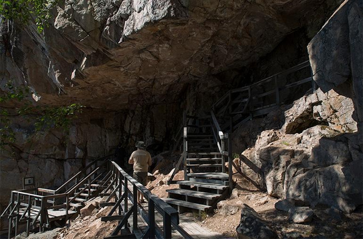 Ukonvuoren kalliomaalaukselle noustaan portaita pitkin.