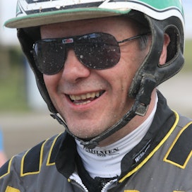 Kaustisen ratavalmentaja ja voimahahmo Veli-Erkki Paavola on nuorten hevosten tuplapalkintojen idean isä.