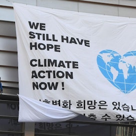 Greenpeacen bannerissa julistetaan, että toivoa on yhä.