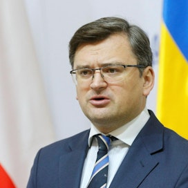 Ukrainan ulkoministeri Kuleba tähdensi, että teot ovat sanoja vakuuttavampia ja kertoi Ukrainan odottavan, että Venäjä vetää loputkin joukkonsa rajalta. Lehtikuva/AFP