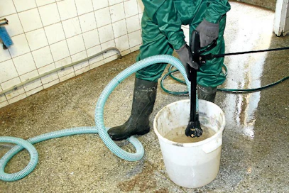 Kränzlen lietepumppu on varsinainen tehopakkaus liejun ja nesteiden pumppaukseen. Sopivan liejun puutteessa kokeilimme pumppua veden kanssa. Parinkymmenen litran astia tyhjeni parissa kolmessa sekunnissa.