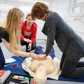 SPR on opettanut defibrillaattorin käyttöä ensiapukursseillaan vuodesta 2010 lähtien. Nina Rossi valvoo, kun Tea Selin asettaa sydäniskurin elektrodit paikalleen Eveliina Ishiin elvyttäessä nukkea.