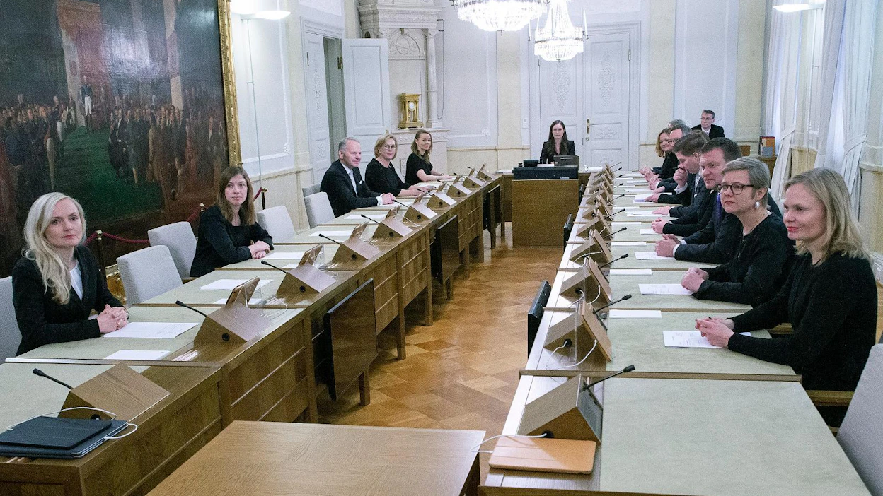 Pääministeri Sanna Marinin (sd.) hallituksessa erityisavustajia on tällä hetkellä 69 ja valtiosihteereitä 13. Kuvassa hallitus.