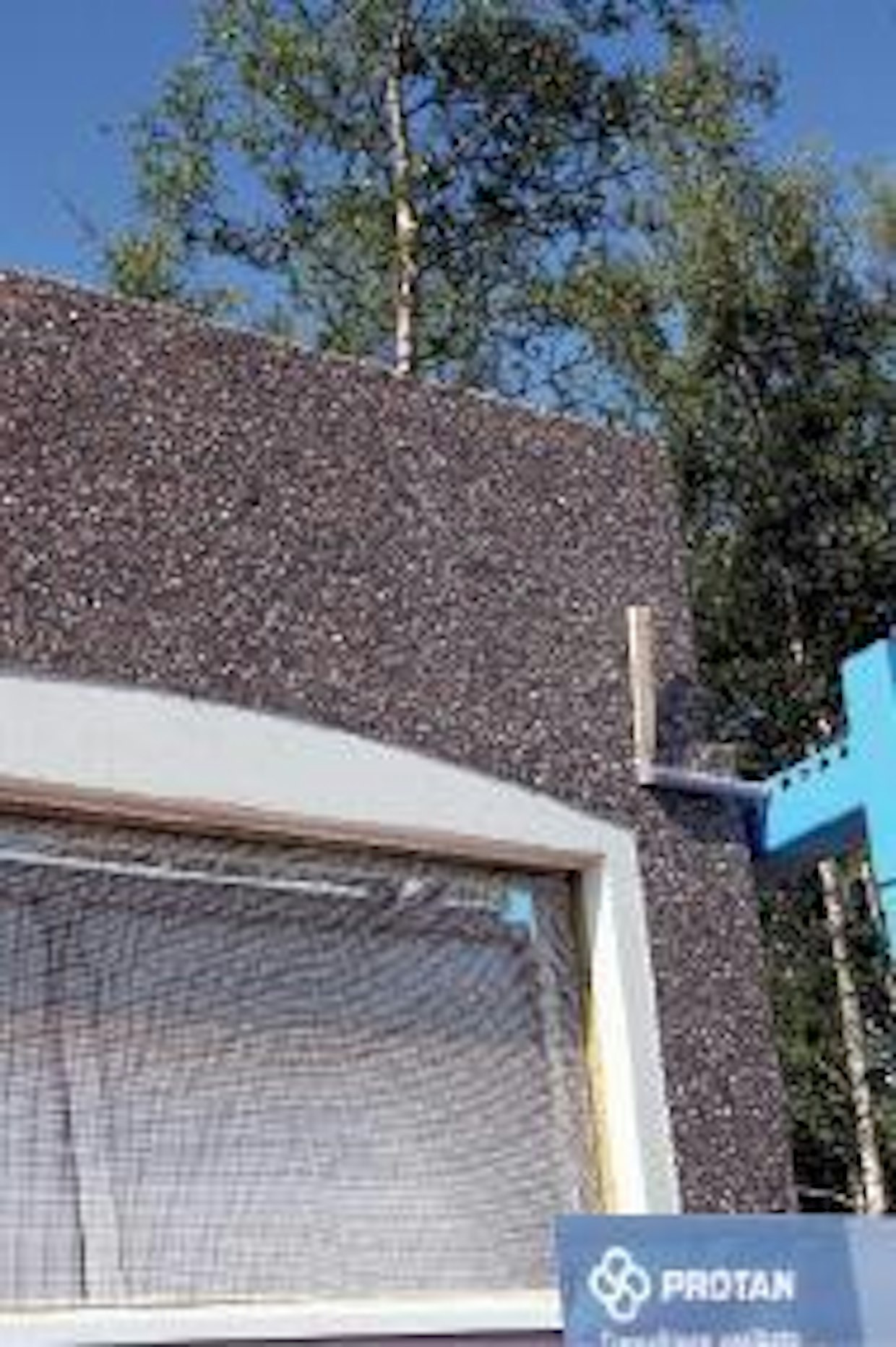 NHK-Keskus on tuonut markkinoille täyskorkean betoniseinäelementin. Kattovasojen väliä ei tarvitse rakentaa erikseen, vaan elementin reunassa on valmis kolo kattovasalle. Kuvassa elementtiin on asennettu jo aiemmin markkinoille tuotu kosteutta navettailmasta poistava itkuikkuna. (MT)