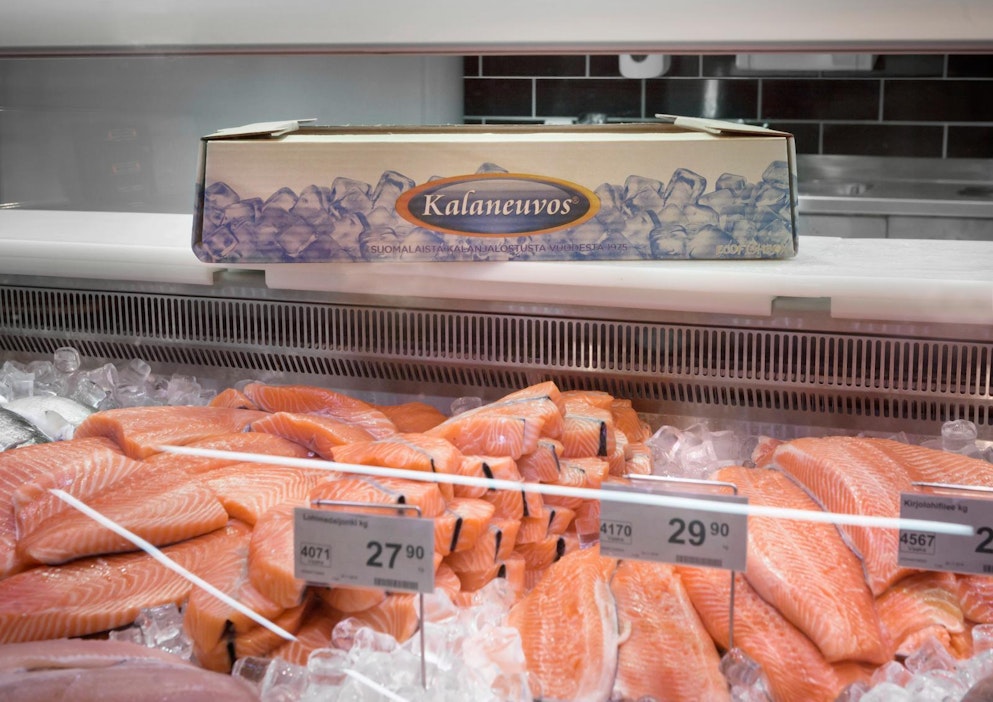 Stora Enson kehittämä aaltopahvilaatikko soveltuu tuoreen kalan kuljettamiseen.