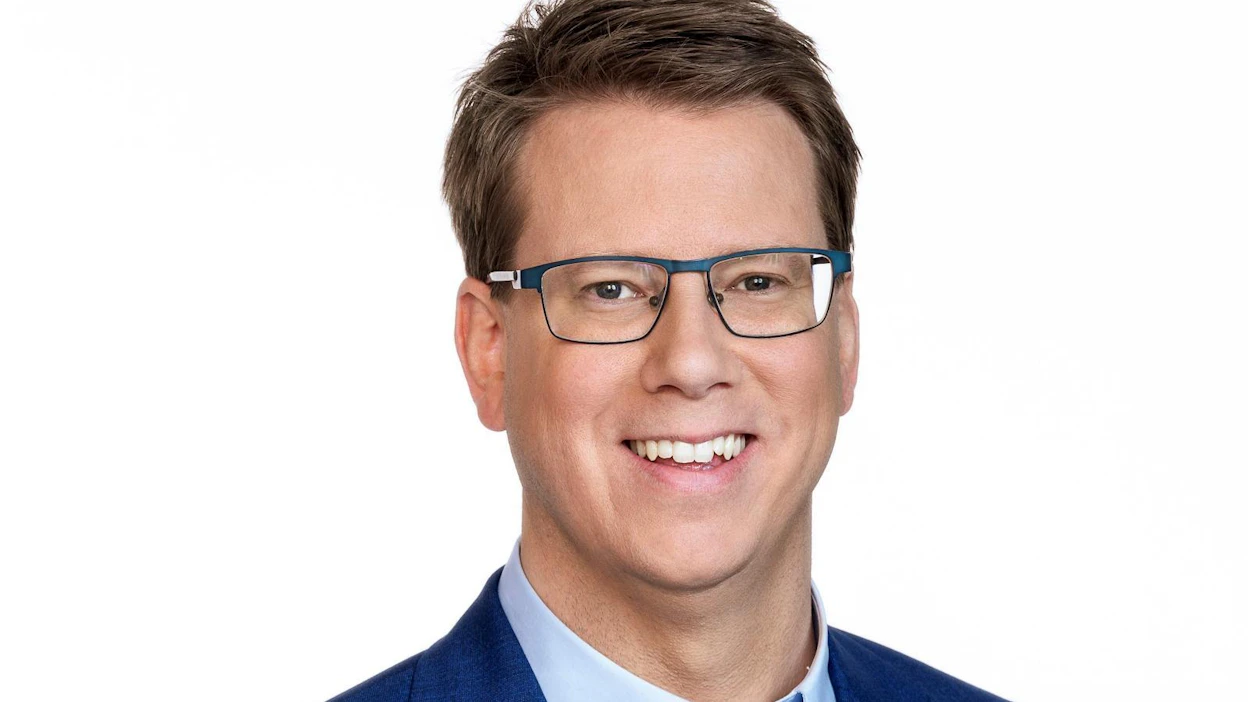 "Yleinen mielipide muuttuu nopeasti raviurheilua vastaan, mikäli emme itse pidä huolta hevosen hyvinvoinnista ja siitä kuinka suuri yleisö kokee raviurheilun", sanoo Peter Andersson, joka toimii Ruotsin televisiossa ravilähetysten juontajana, peliasiantuntijana ja varikkotoimittajana.