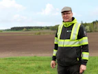 Roope Rissanen viljelee edelleen kotitilansa peltoja Maaningalla. Hän on myös energia-alan yrittäjä ja koneurakoitsija.