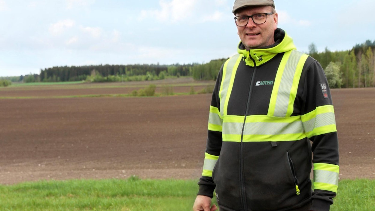 Roope Rissanen viljelee edelleen kotitilansa peltoja Maaningalla. Hän on myös energia-alan yrittäjä ja koneurakoitsija.