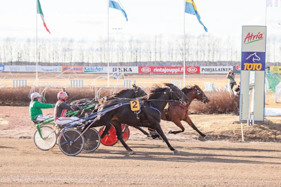 Seinäjoki Race jäi viime vuonna väliin koronatilanteen takia, kun Suomen ravit olivat kaksi kuukautta tauolla. Kuvassa vuoden 2019 kisan voittajaksi kirii lähimpänä kameraa Santtu Raitalan ajama Atupem.