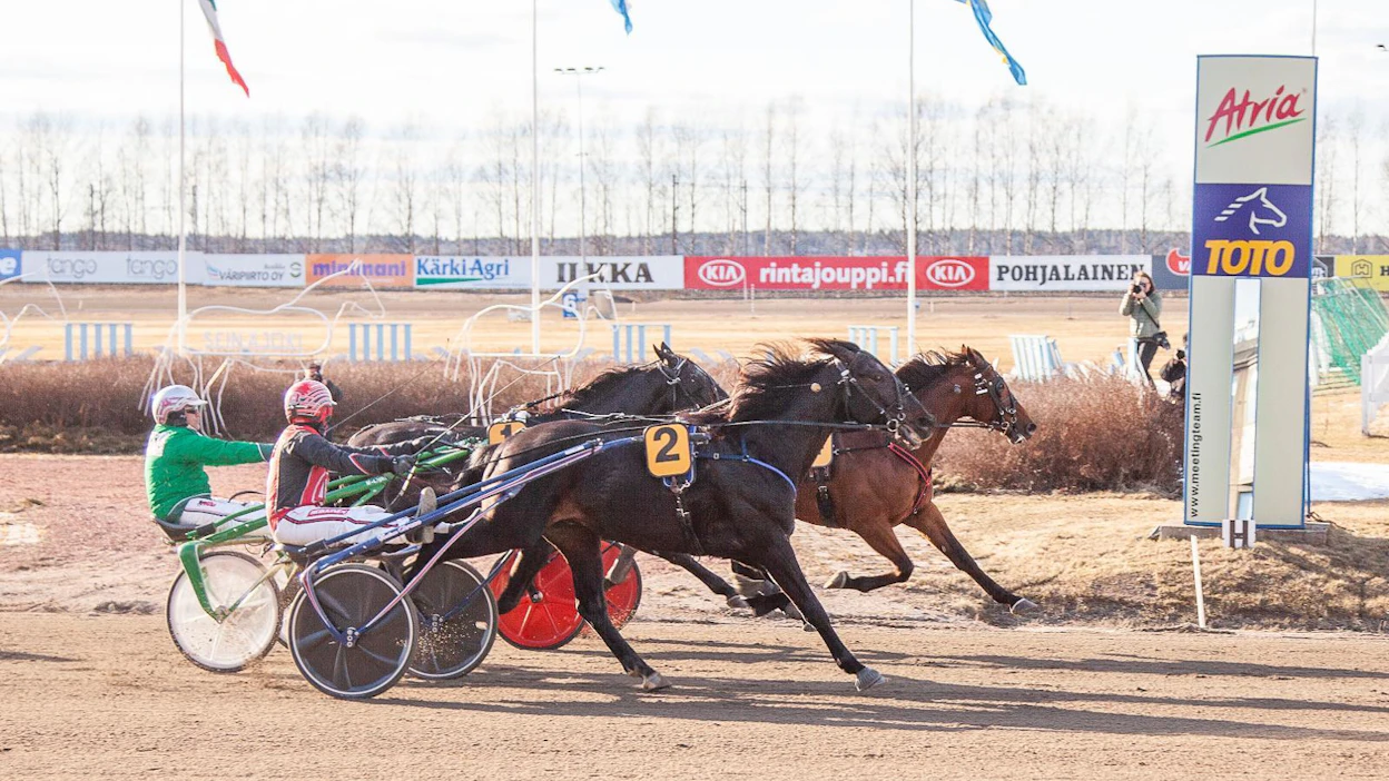 Seinäjoki Race jäi viime vuonna väliin koronatilanteen takia, kun Suomen ravit olivat kaksi kuukautta tauolla. Kuvassa vuoden 2019 kisan voittajaksi kirii lähimpänä kameraa Santtu Raitalan ajama Atupem.