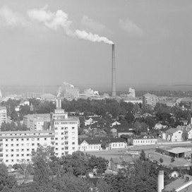 Näkymä Kotkan kaupunkiin noin vuonna 1960, taustalla Enso-Gutzeit Oy:n paperitehdas.