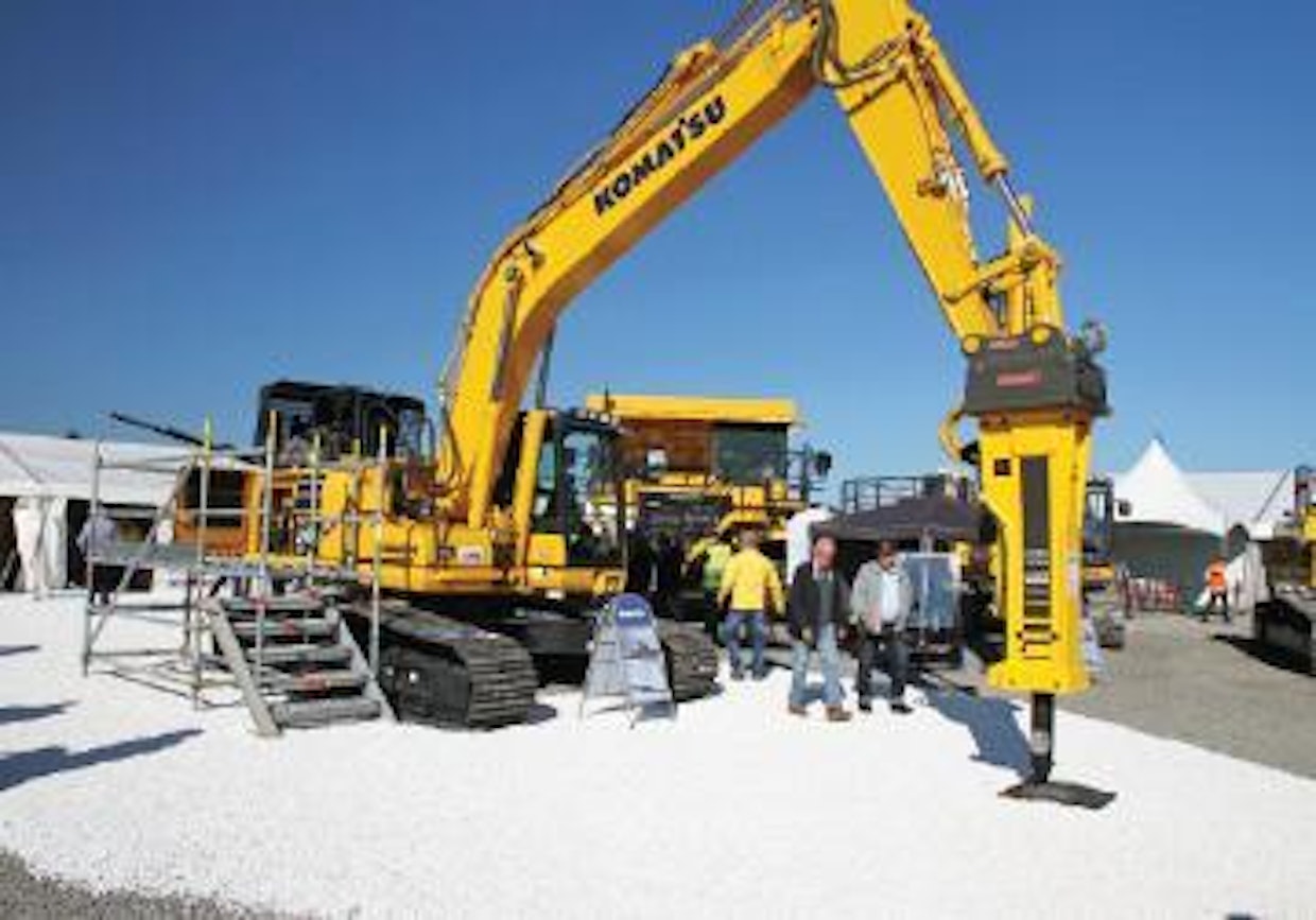 Komatsun mallisto siirtyy myös käyttämään taso 4 Final -päästöt täyttäviä moottoreita. Komatsu PC240LC-11 painaa noin 26 tonnia. Tärkeimmät komponentit ovat Komatsun itse suunnittelemia. Komatsu tarjoaa ilmaiseksi uuden 3B-päästötason koneen ostaneille huolenpitopalvelun, joka sisältää mm. määräaikaishuollot 2 000 h/3 v, partikkelisuodattimien vaihdot 2 kpl/9 000 h ja öljyröntgenin. (AT)