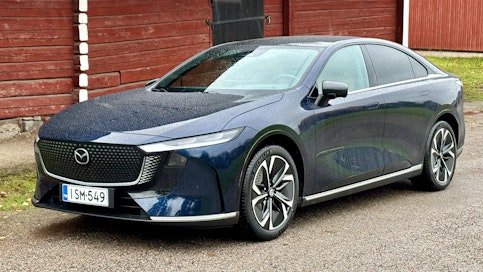 Mazda 6e:n sulavat muodot keräävät katseita.