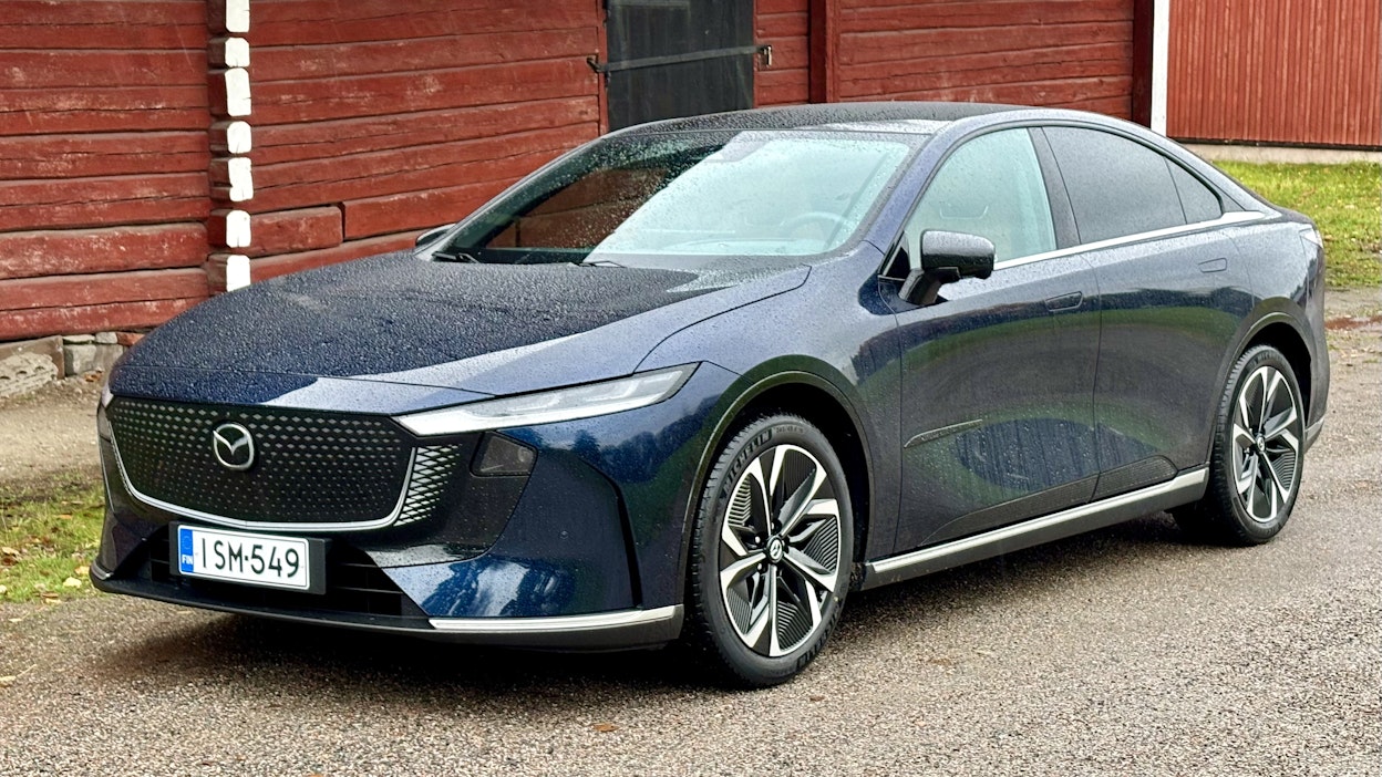 Mazda 6e:n sulavat muodot keräävät katseita.