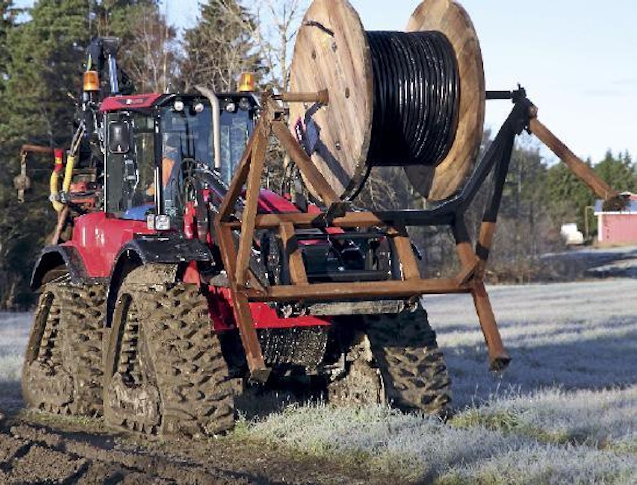 Huddig 1260c Muddy Mary on telavedolla varustettu pehmeiden maiden erikoiskone. Telat parantavat pitoa merkittävästi ja mahdollistavat esim. kaapeliauran vetämisen liukkaallakin maaperällä. Kaapeli voidaan syöttää suoraan etukauhassa sijaitsevalta kelalta, joka toimii samalla myös vastapainona.
