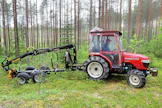 Metsäkärryn ja kompaktitraktorin yhdistelmä on alle 2 metriä leveä ja alle 9 metriä pitkä, mikä mahdollistaa istutusrivien välissä ajamisen.