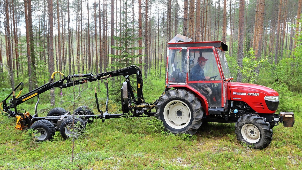 Metsäkärryn ja kompaktitraktorin yhdistelmä on alle 2 metriä leveä ja alle 9 metriä pitkä, mikä mahdollistaa istutusrivien välissä ajamisen.