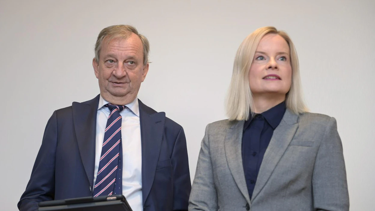 Perussuomalaiset ja Liike Nyt arvostelevat välikysymyksessään etenkin kaavailuja maahanmuuttajien perheenyhdistämisten helpottamisesta. Kuvassa Liike Nytkin Harry Harkimo ja perussuomalaisten Riikka Purra. LEHTIKUVA / VESA MOILANEN