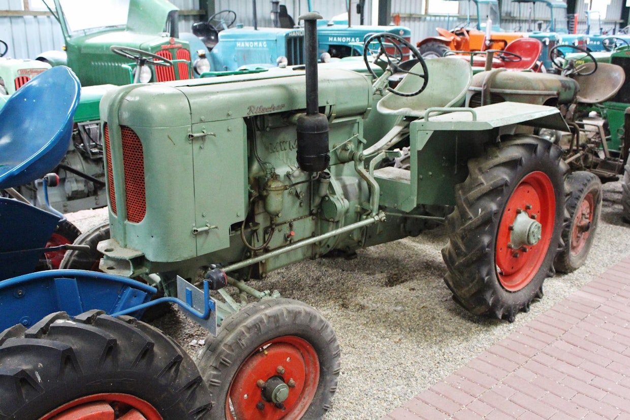 Ritscheriä tehtiin 1960-luvun alkuun saakka, mutta meille sitä ei tuotu kuin 93 traktorin erä. Traktorit tulivat vuosina 1951–52, jolloin tuontisäännöstelyssä oli viiden kuukauden katkos. Ritscher 528 on 1,7 tonnin painoinen, 2-sylinterisessä MWM:ssä on 28 hv, vakiona voimanottoakseli, tasauspyörästönlukko ja nostolaite, joka saa paineensa remmivetoiselta mäntäpumpulta. (Sonsbeck)