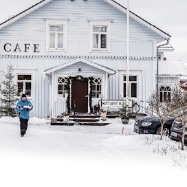 Valkoinen puu toimii Kauhajoen kotiseututalossa keskellä pitäjän kylänraittia. Lounasaikaan kahvila täyttyy paikallisista.