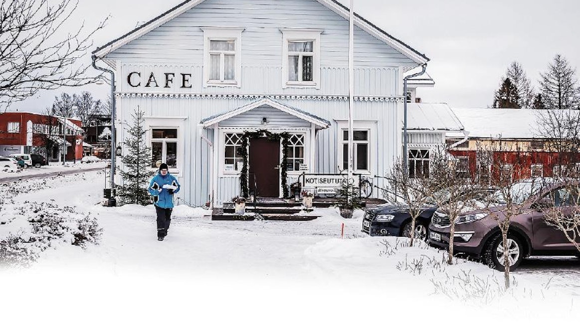 Valkoinen puu toimii Kauhajoen kotiseututalossa keskellä pitäjän kylänraittia. Lounasaikaan kahvila täyttyy paikallisista.