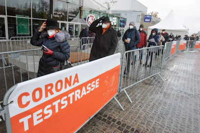 Ihmisiä jonottamassa koronatestiin Wienissä Itävallassa 4. joulukuuta. LEHTIKUVA / AFP