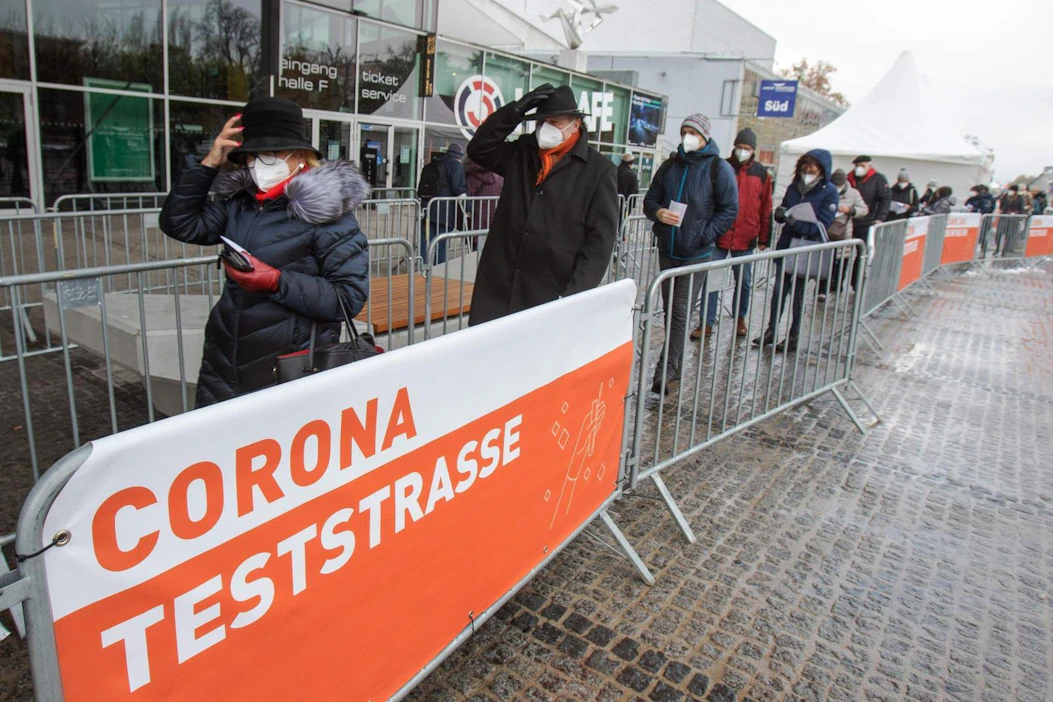 Ihmisiä jonottamassa koronatestiin Wienissä Itävallassa 4. joulukuuta. LEHTIKUVA / AFP