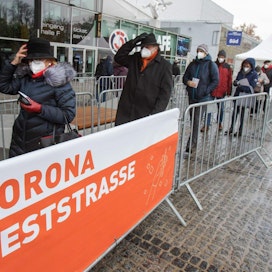 Ihmisiä jonottamassa koronatestiin Wienissä Itävallassa 4. joulukuuta. LEHTIKUVA / AFP