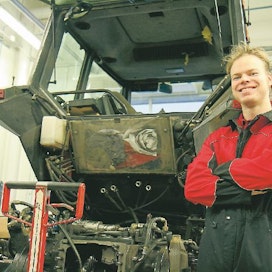 Tuomas Kontiokarin mielestä työ traktoreiden parissa on antoisaa. Työnsä tuloksen näkee heti, kun traktori alkaa toimia ja asiakkaan tyytyväisyys lisää onnistumisen tunnetta.