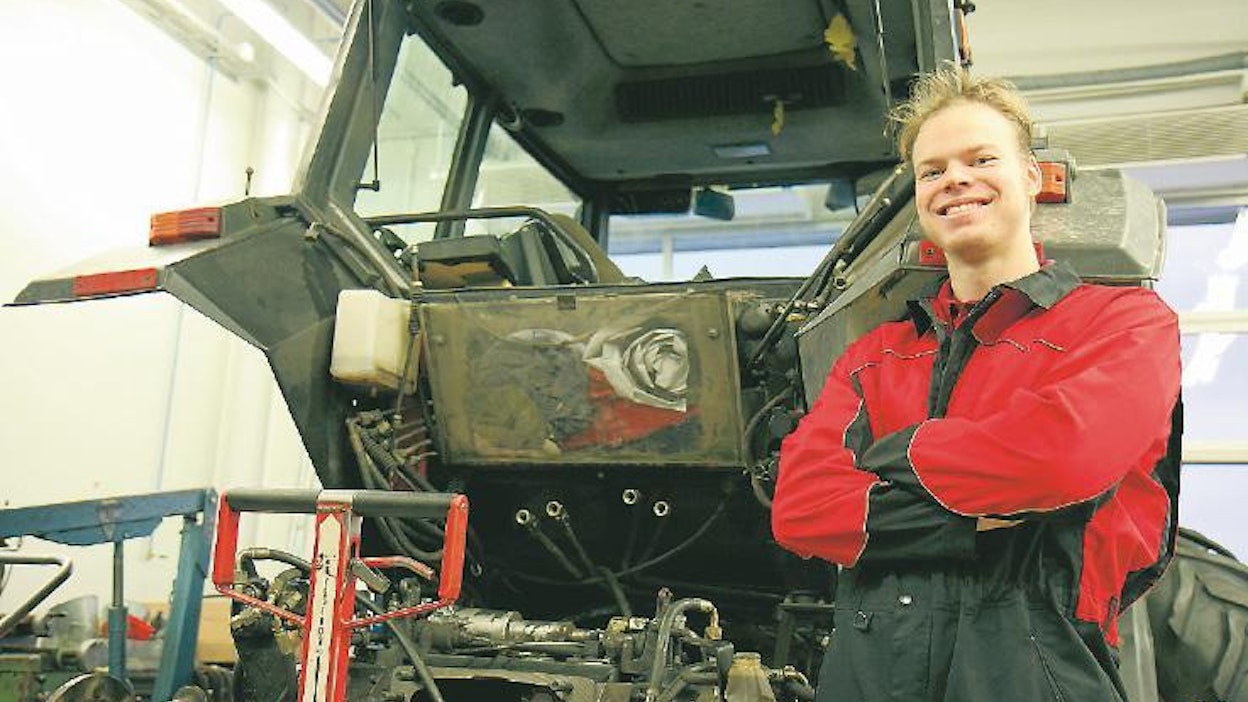 Tuomas Kontiokarin mielestä työ traktoreiden parissa on antoisaa. Työnsä tuloksen näkee heti, kun traktori alkaa toimia ja asiakkaan tyytyväisyys lisää onnistumisen tunnetta.